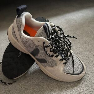 Veja Venturi women’s sneakers size EUR 40 US 9